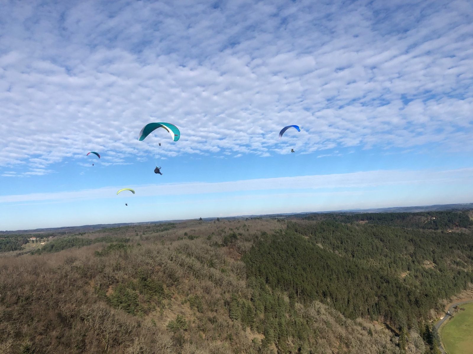 Parapentes dans le ciel