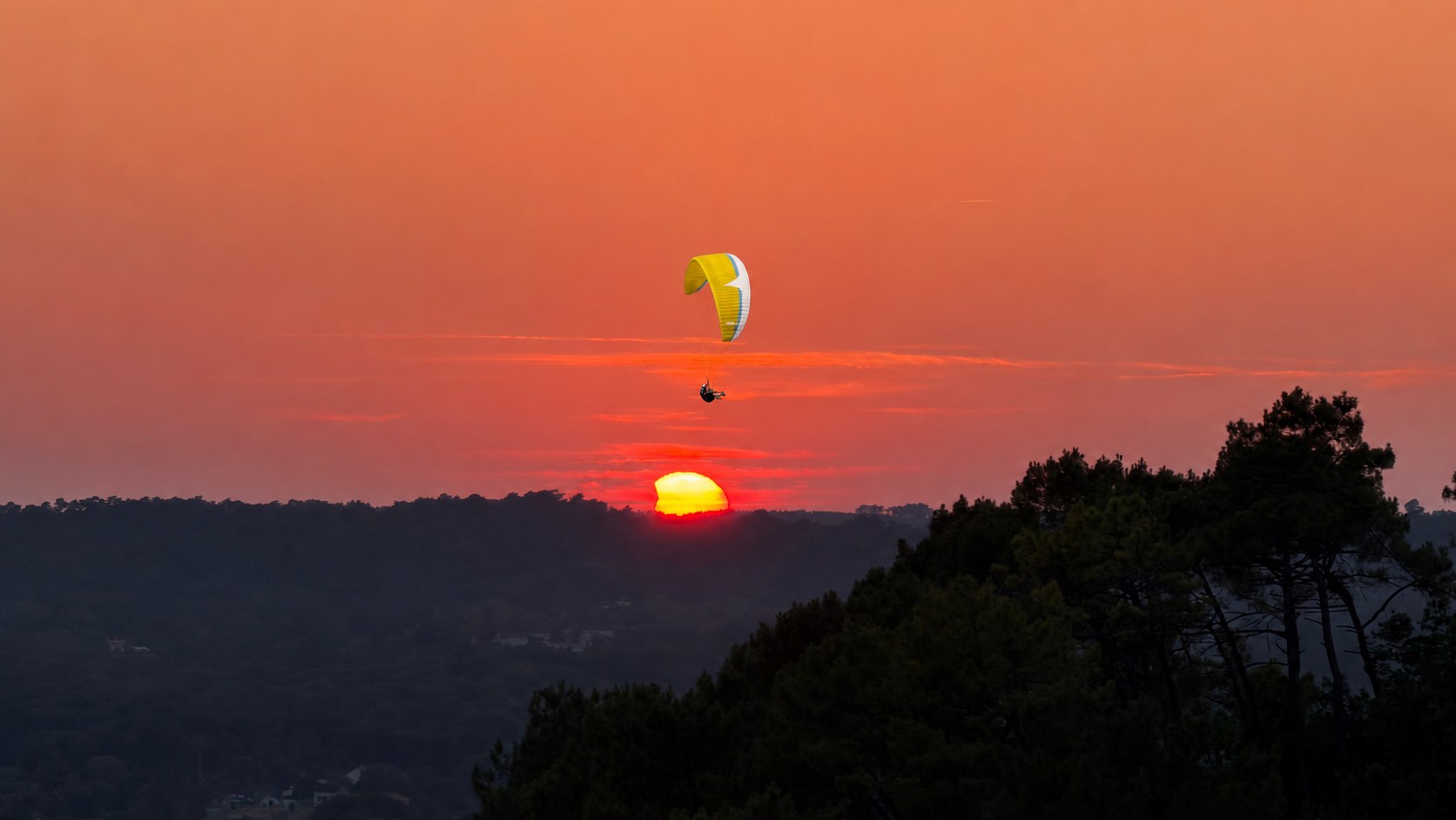 Parapente au coucher du soleil